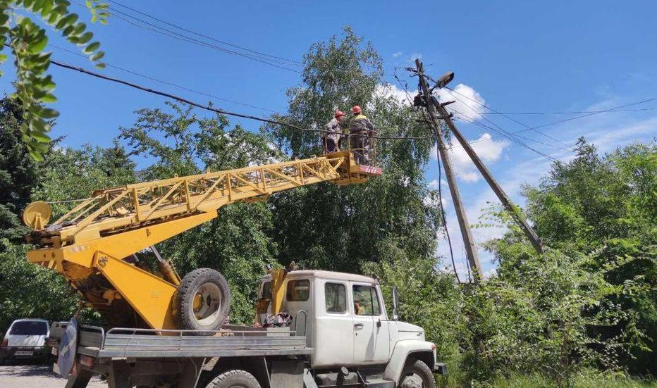 Энергетики восстановили свет для более 63 тысяч семей в 54 населенных пунктах Донецкой области