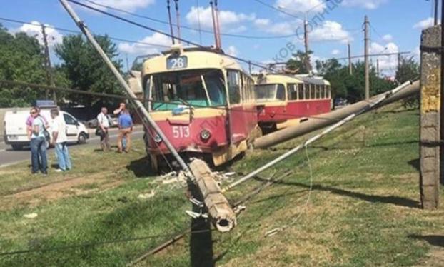 В Харькове трамвай сошел с рельсов и повалил столбы