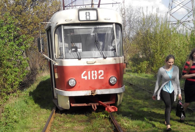 В Донецке «проблемный» трамвай сошел с рельсов