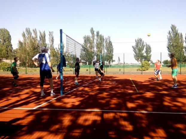 В Угледаре состоялся открытый турнир по парковому волейболу