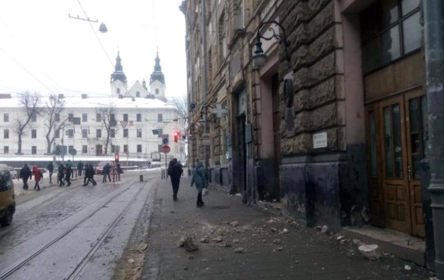 В центре Львова обрушился фасад дома
