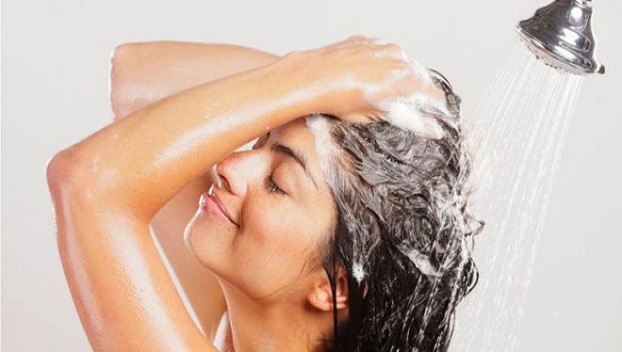 Косметологи рассказали, как часто можно мыть голову