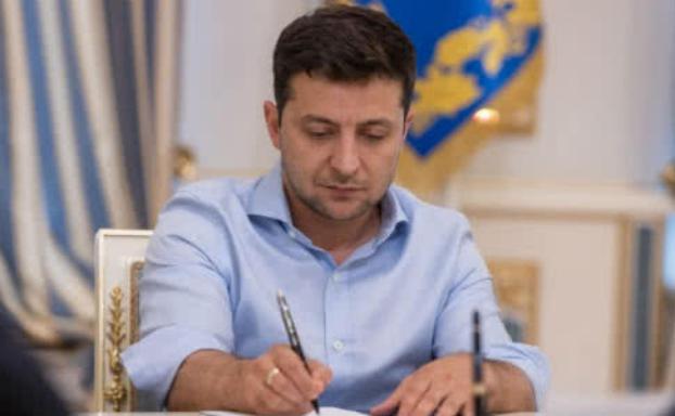 Зеленский подписал закон об особенностях оформления документов гражданам в ООС и переселенцам