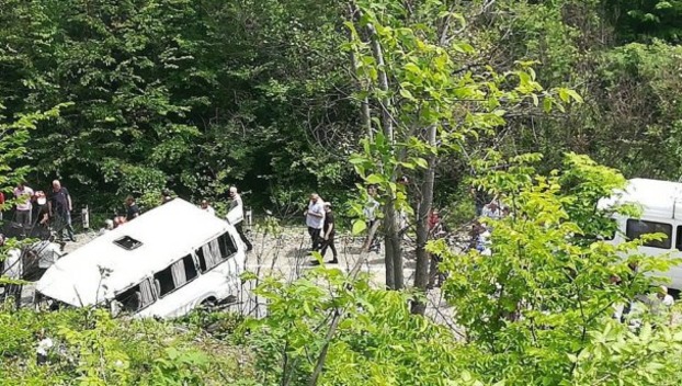 В Грузии школьный автобус влетел в овраг – есть погибшие