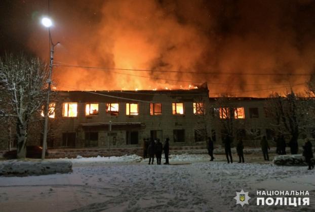 Полиция расследует причины пожара в заброшенном строении  в Мирнограде  