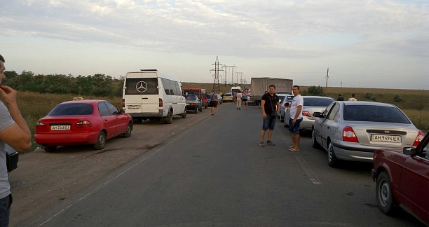 На КПВВ «Марьинка» утром 16 августа наблюдается километровая очередь