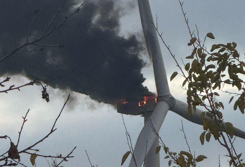 В Краматорске горит ветрогенератор: Фото