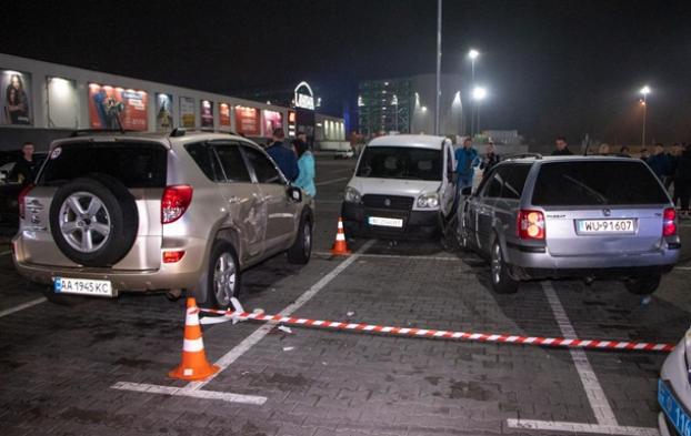 В Киеве любитель дрифта сбил людей и протаранил три авто