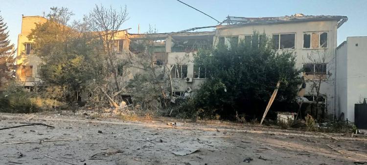 Артобстрелы, авиаудары и атаки FPV: В Константиновке разрушено здание горгаза, есть погибшие и раненый