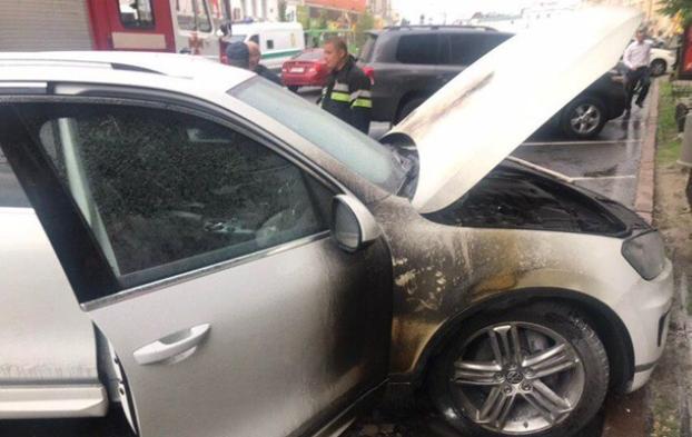 У здания мэрии Харькова подожгли авто чиновника