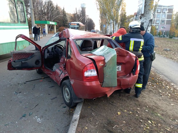 Легковушка и троллейбус столкнулись в Славянске: пострадал мужчина