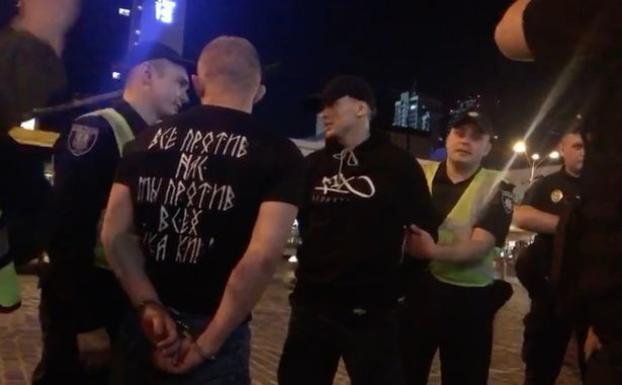 Одних ливерпульских болельщиков бьют в Киеве, а другие не могут вылететь в столицу Украины