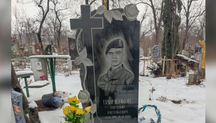 В Константиновке вандалы на кладбище повредили памятник военному