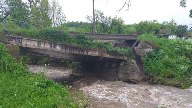 Паводки в Украине: на Закарпатье обрушился мост, один поселок остался без автосообщения
