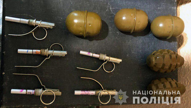 У жителя Покровска изъяли пять гранат и пистолет