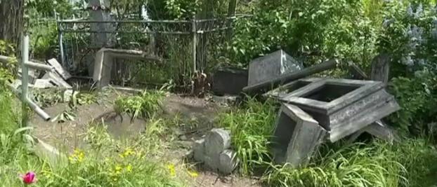 Мариупольские кладбища атакуют вандалы