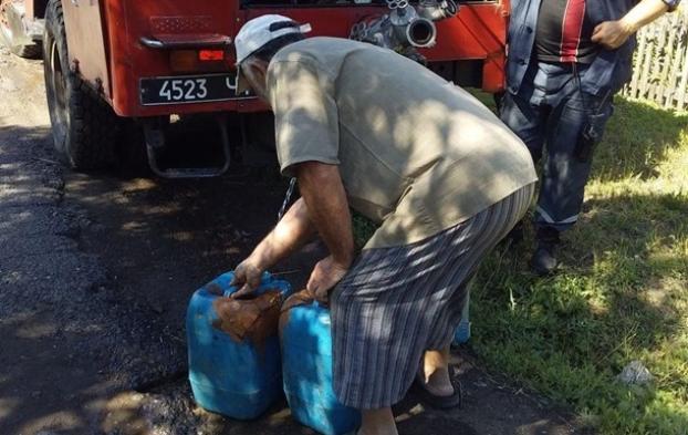 Жителям Луганщины начали подвозить воду