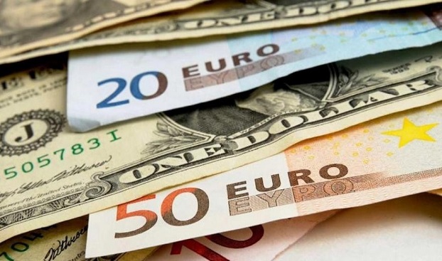 По сообщению НБУ, украинцы теперь покупают доллары по новым правилам
