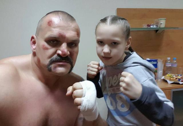 Восьмилетняя девочка побила легендарного украинского стронгмена Василия Вирастюка 