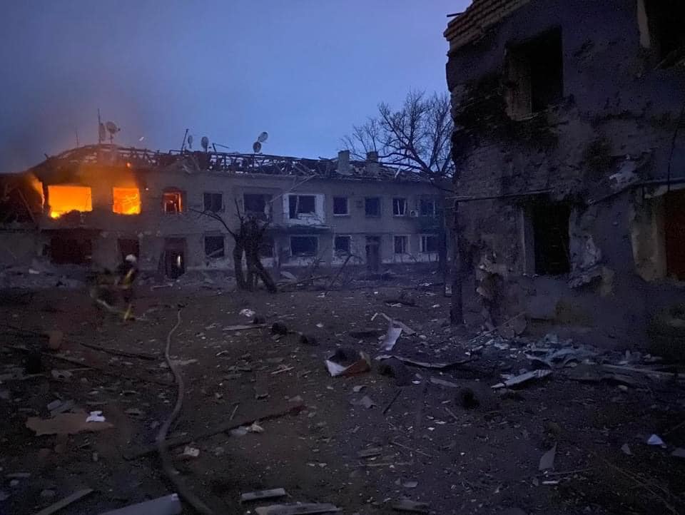 В Луганской области горят многоэтажки: Эвакуация невозможна из-за постоянных обстрелов