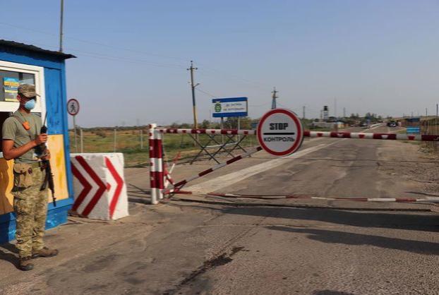 Из-за экологической катастрофы в Армянске Украина закрывает два пункта пропуска на админгранице с Крымом
