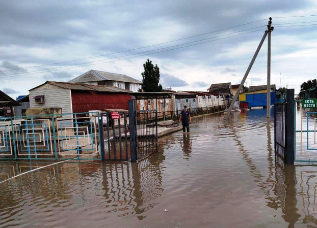 Ливень затопил 10 баз отдыха в Кирилловке