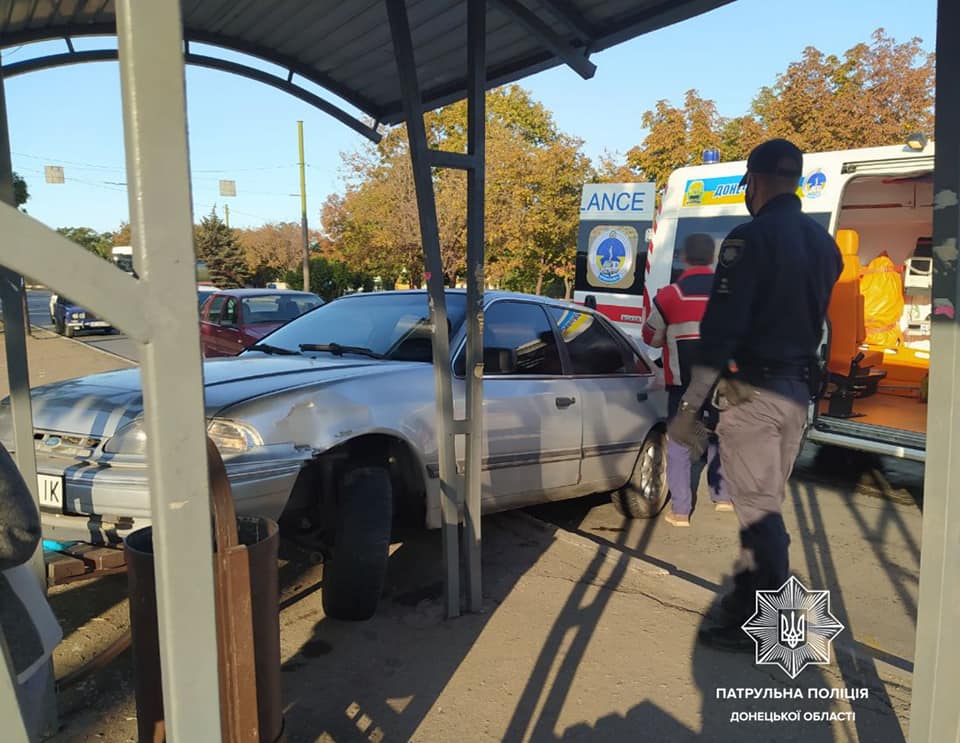 В Мариуполе автомобиль врезался в остановку: есть пострадавшие