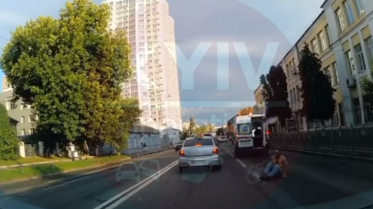 В Киеве мужчина выпрыгнул из машины скорой помощи на ходу