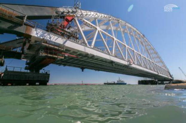 На Крымском мосту устанавливают железнодорожную арку