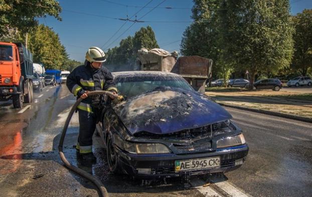 В Днепре авто без водителя загорелось и выкатилось на дорогу