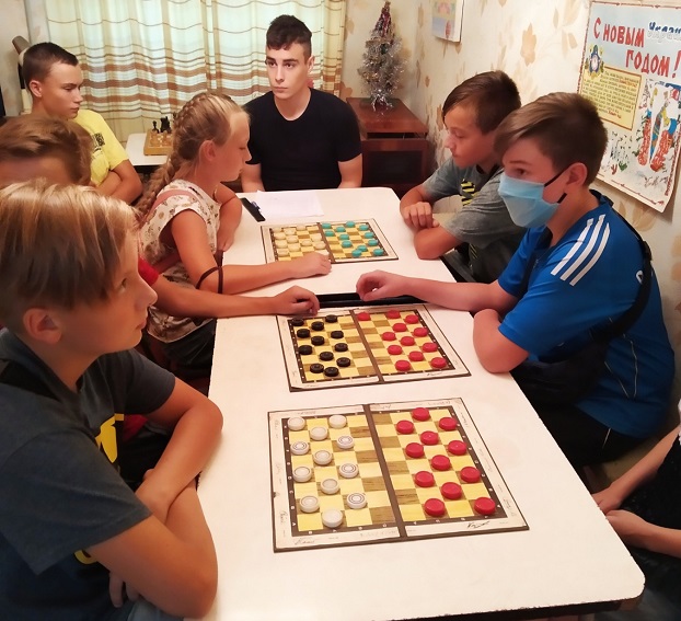 В Константиновке соревновались юные любители шашек