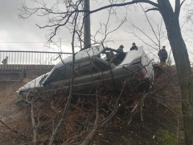 В Константиновке автомобиль вылетел с дороги и упал в обрыв