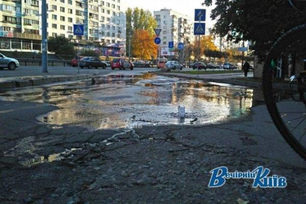 В Киеве дорогу залило водой