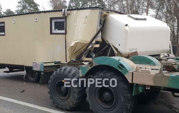 На трассе в Киевской области столкнулись грузовик и военный тягач