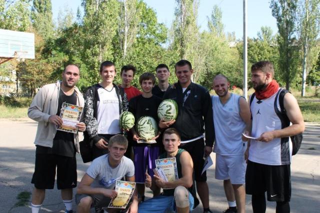 Уличные баскетболисты Артемовска устроили арбузную вечеринку