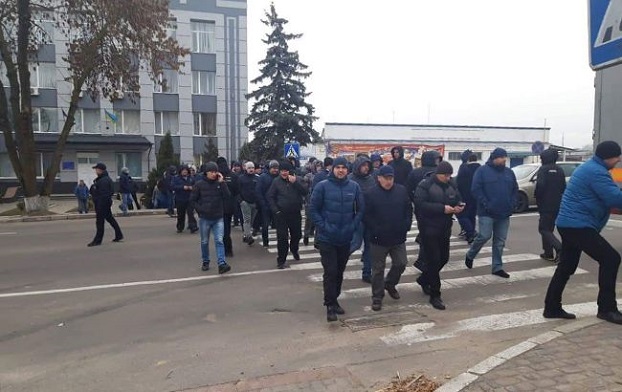 Владельцы «евроблях» блокировали работу таможни в Ровно