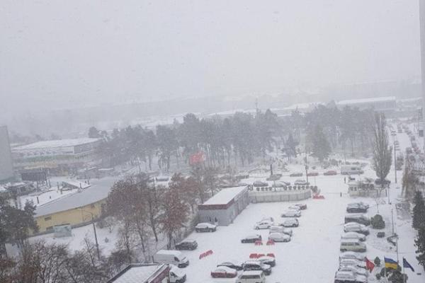 Первый снег в Киеве парализовал движение на дорогах