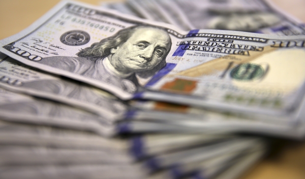 По сусекам поскребли: Украинцы продали валюты почти в четыре раза больше