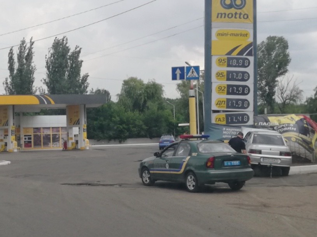 ДТП в Константиновке: ВАЗ 2110 врезался в баннер АЗС