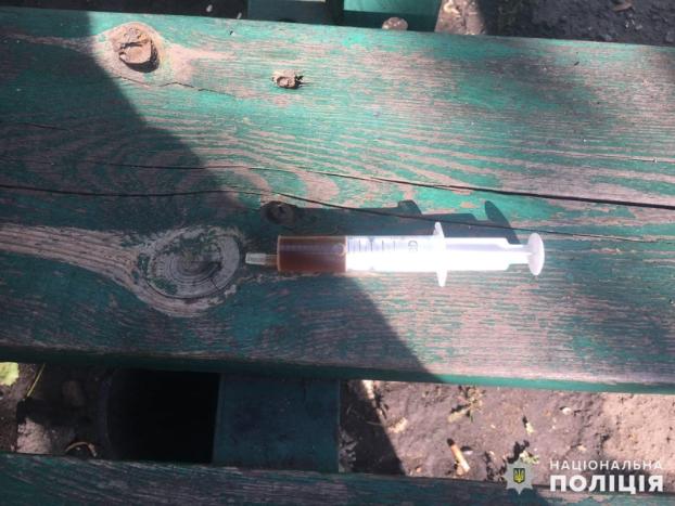 У жителей Родинского и Мирнограда правоохранители изъяли наркотики и боеприпасы