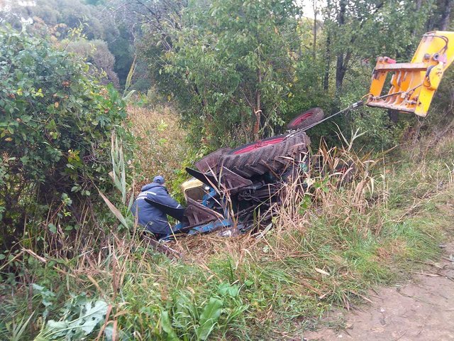 В Кировградской области перевернулся трактор: водитель погиб