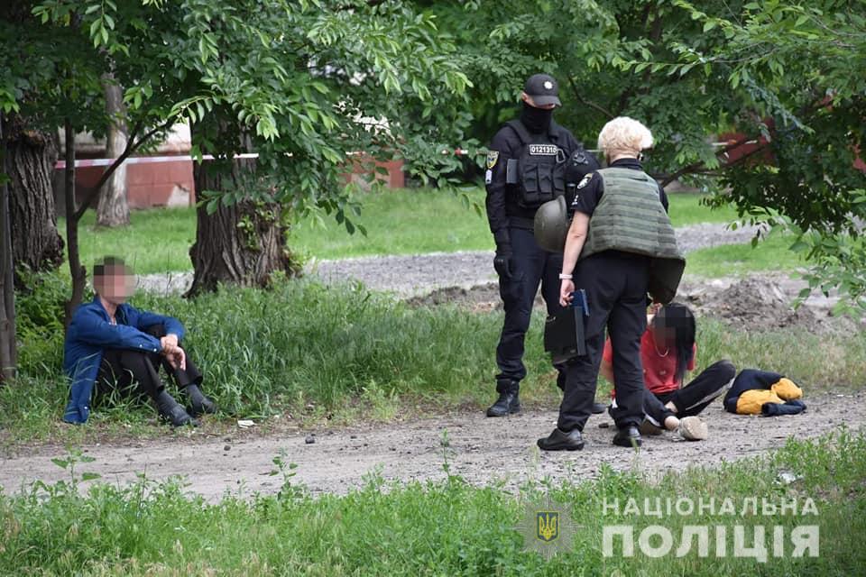Женщина нанесла ножевое ранение сотруднику полиции на Донбассе