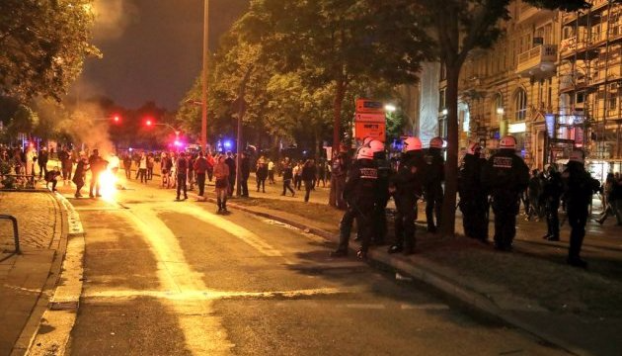 В Гамбурге протестанты забрасывали полицию пиротехникой. Задержаны уже 288