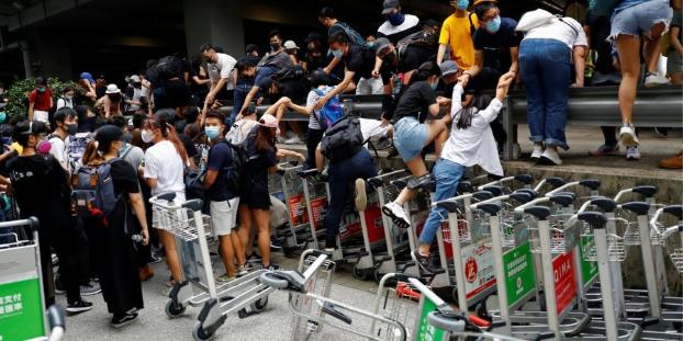 В Гонконге из-за протестов остановлено движение поездов в аэропорт