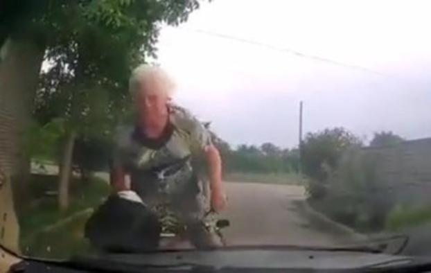 В Запорожье бабушка на велосипеде влетела в патрульное авто