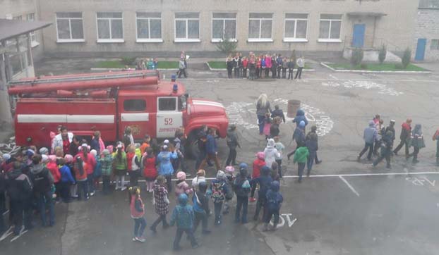 Школьники Мирнограда учились правилам эвакуации