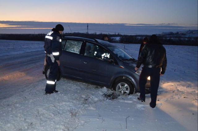К вниманию водителей: В Донбассе из-за снега на опасных участках ограничили движение