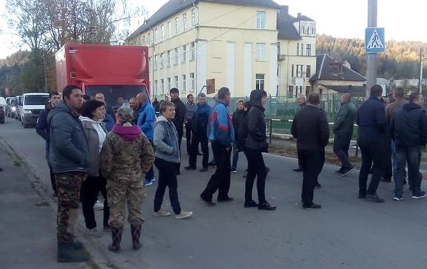 Во Львовской области активисты перекрыли трассу к границе