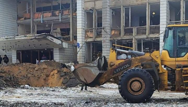 Коммунальщики убирают последствия прилета по ДК в Константиновке