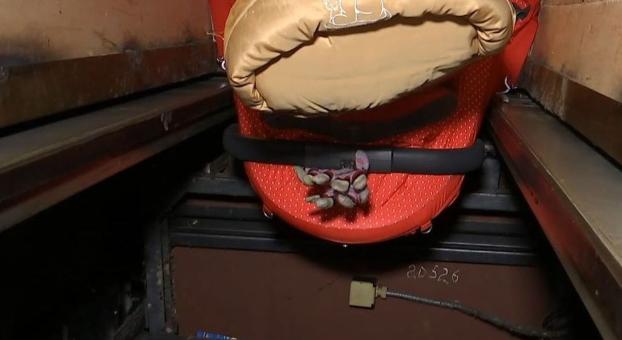 В Киеве детскую коляску зажало дверями лифта